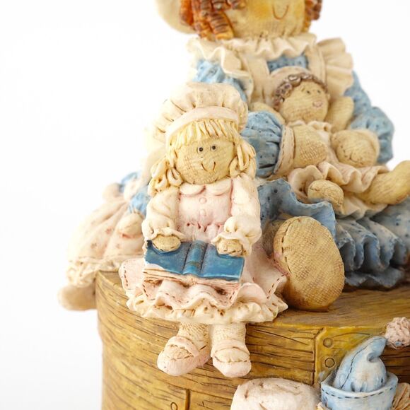 SAN FRANCISCO MUSIC BOX CO MUSICAL FIGURINE DOLLS HEART TUGS COLLECTING FRIENDS - Picture 4 of 16